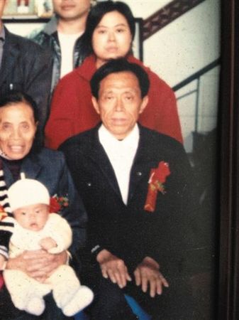 　陈作雄的家庭合影。