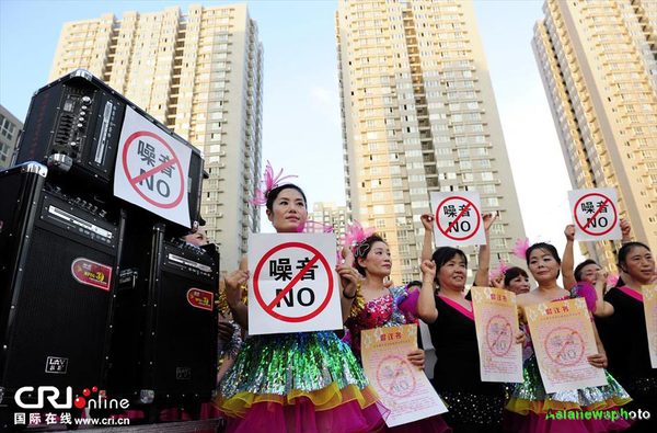 广场舞大妈宣誓降噪音2