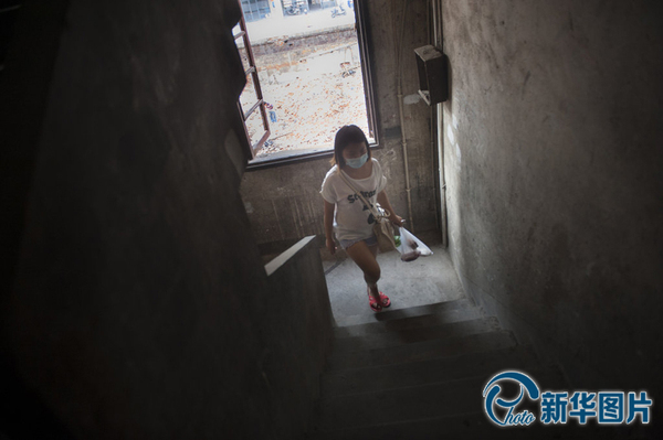 向华回家给李真准备晚餐。李真被确诊为白血病后，向华立刻决定在医院附近租房，她和好朋友找了三天，因为离医院近的房子价钱太高，最后她选择了一间步行至医院需要30分钟的房子，为照顾李真起居饮食，向华每天要步行往返好几次。