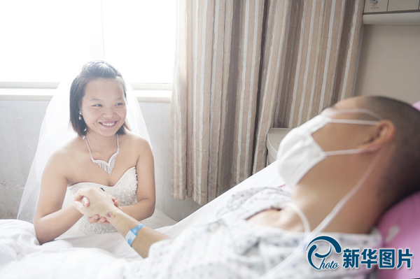 向华穿着婚纱轻轻地走到李真身边，略带调皮地问他：“你愿意嫁给我吗？”李真的回答虚弱而坚定：“我娶你。”