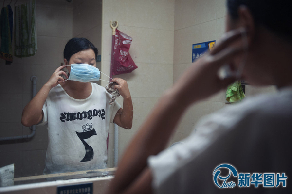 进入李真的病房前，向华用盐水擦洗身体消完毒，她简单地拨了下头发，麻利地对着镜子戴上口罩，让人有些难以联想到那个穿着婚纱打扮精致的姑娘。