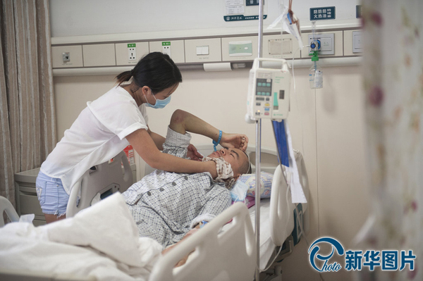 　晚饭前，向华先给李真擦擦脸，看李真有点不舒服，情绪不高，向华边擦边轻声问他：“你猜猜我给你做了什么好吃的？”