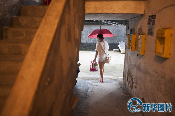 　出门给李真送饭的时候，原本晴朗的天空忽然下起了雨，向华在门口站了一会，撑开一把旧伞，然后迈入雨中踏上去医院的路。于她而言，李真忽然患病也像夏天的雨水一样让人毫无准备，但一切都终将要去面对。
