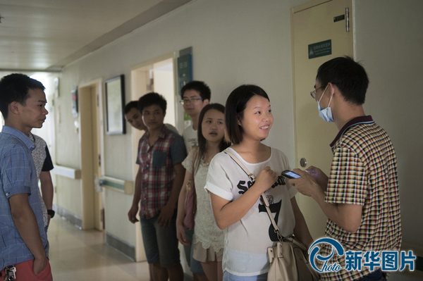 　 李真病房外，因为向华感冒，李真的大哥在医院照顾了李真一晚。大哥不让向华来医院了，向华嗔怪道：“早上我过来的时候你脸都没给他洗，我怎么放心！”李真将要进行骨髓移植手术，和大哥的骨髓配型非常成功，所以向华心情不错，一直笑着。