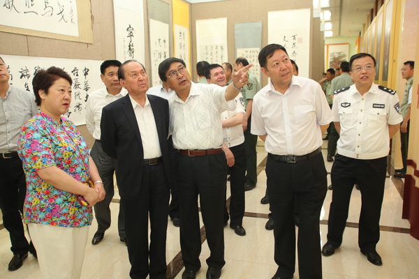 援疆捐赠暨书画创作展等系列文化公益活动在乌市举行，全国人大常委会原副委员长司马义·铁力瓦尔地观看书画展览