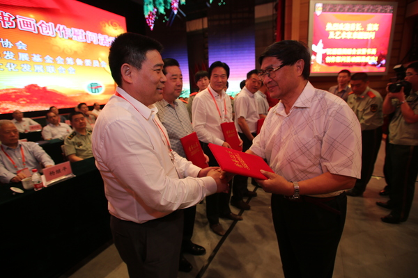 援疆捐赠暨书画创作展等系列文化公益活动在乌市举行。2图为全国政协常委、长城书画协会会长、武警部队原司令员吴双战向爱心企业颁发荣誉证书