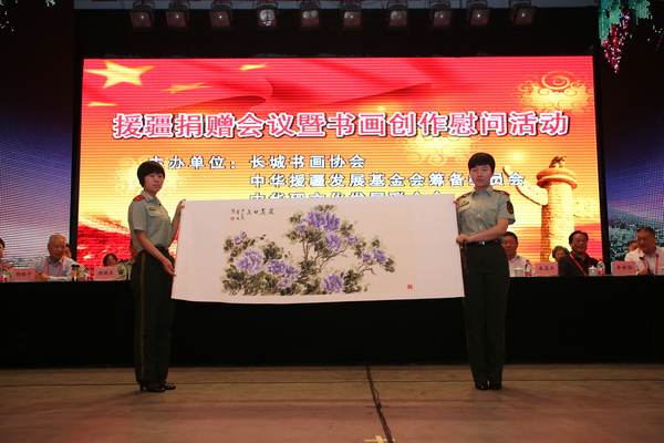 援疆捐赠暨书画创作展等系列文化公益活动在乌市举行。3图为书画作品捐赠现场