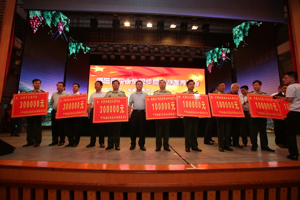 援疆捐赠暨书画创作展等系列文化公益活动在乌市举行。4图为中华援疆发展基金筹备委员会向新疆维稳一线公安干警、解放军和武警部队捐赠慰问金