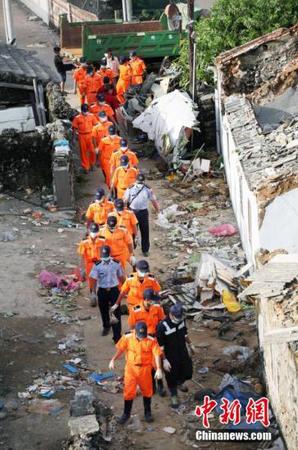 7月24日，台湾澎湖湖西乡西溪村空难现场，搜寻清理工作正在进行。台湾复兴航空一家客机23日傍晚从高雄飞澎湖马公机场时，重飞失败而在当地失事，造成机上58位乘客和机组人员目前有48人死10人伤。 中新社发 黄少华 摄