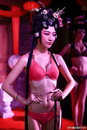 　　女模特身着比基尼，头部却是戏曲扮相(网友“柠檬的烟”供图)