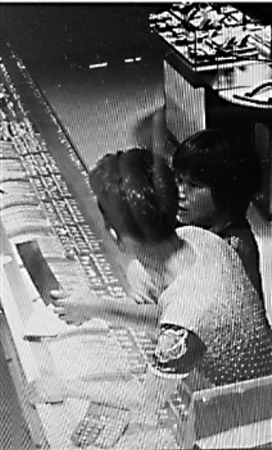 男子拿菜刀的手被老太紧紧抓住了，毫无动弹余地。