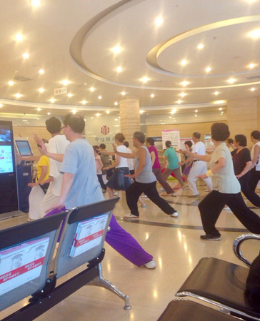 成都大叔大妈银行营业厅集体打太极5