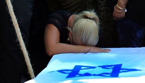 阵亡的阿迪-布里加女友在葬礼上哭泣。