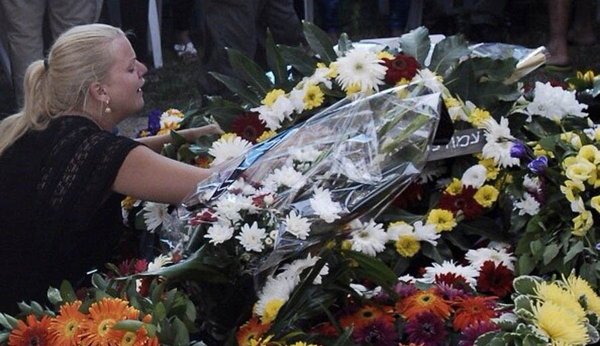 　女友在献花。