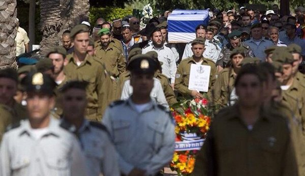 　　为阵亡士兵送行。