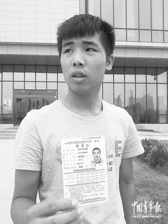 高考志愿被篡改，梁继鹏感觉很无奈，并坚持要找出篡改其志愿者。 本报记者 田国垒摄