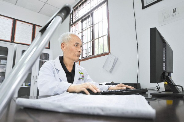 龙泉山“最美村医” 独腿行走崎岖山路三十载2