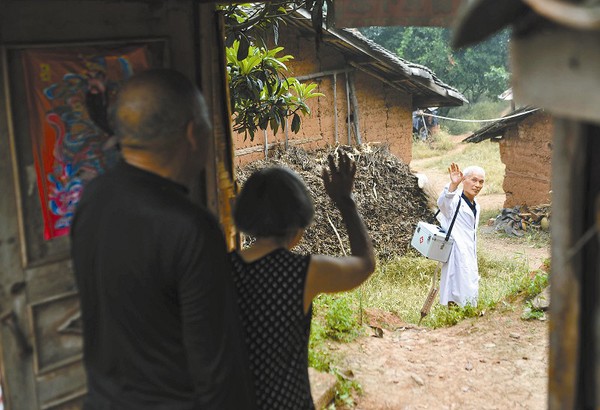 龙泉山“最美村医” 独腿行走崎岖山路三十载3