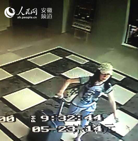 房云云实施盗窃的监控画面 房云云实施盗窃的监控画面