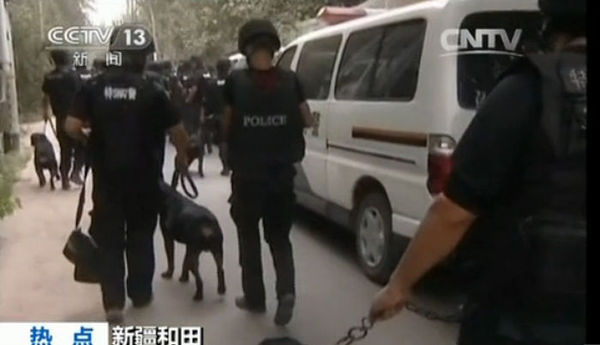 新疆3万人围堵暴徒2