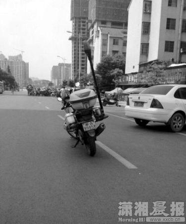 警务摩托车的车牌为“湘A9985警”，停放在主行驶道上。图片来自微博