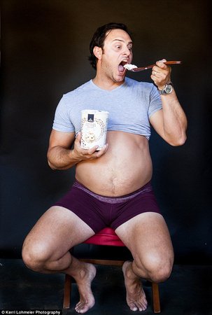 男子挺啤酒肚替妻子拍“孕妇照”3