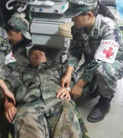 饿晕的炊事员。解放军在救灾中无处不体现出的无私精神。