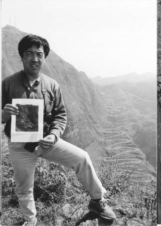 戈叔亚在贵州公路“24道拐”