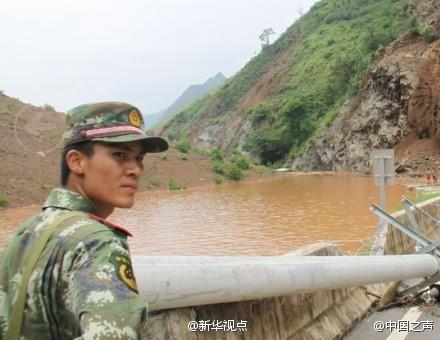 谢樵失踪前最后一张照片，他侧身凝望，眼神坚毅。拍完这张照片不久，他纵身跃入堰塞湖寻找失踪群众，被一块石头击中，消失在水中。