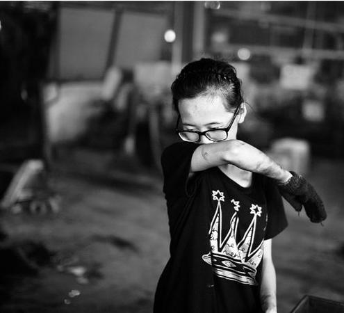 在流水线前哭泣的小姑娘。吴崇远 摄