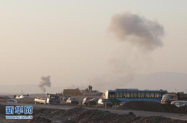 美军开始对伊拉克极端组织发动空袭8月8日，在美军空袭过后，伊拉克北部城市埃尔比勒郊外的一个检查站附近烟雾升腾。新华社发