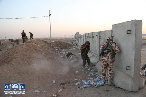 美军开始对伊拉克极端组织发动空袭8月8日，在伊拉克北部城市埃尔比勒郊外的一个检查站附近，库尔德武装组织成员躲避在掩体后。新华社发