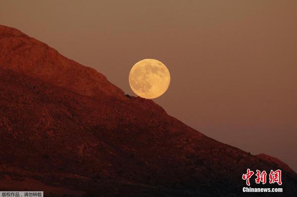 图为在西班牙上演的“超级月亮”。
