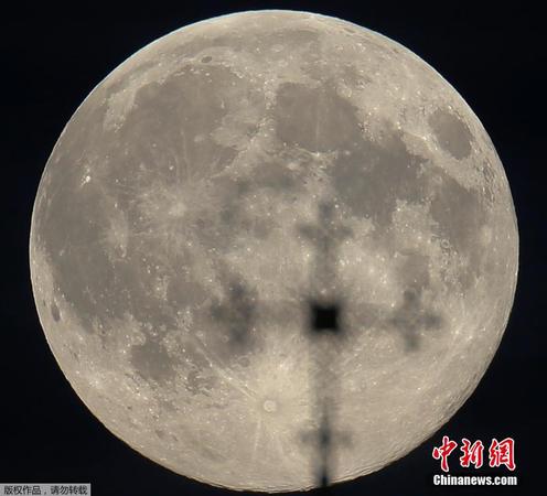 图为在白俄罗斯明斯克上演的“超级月亮”。