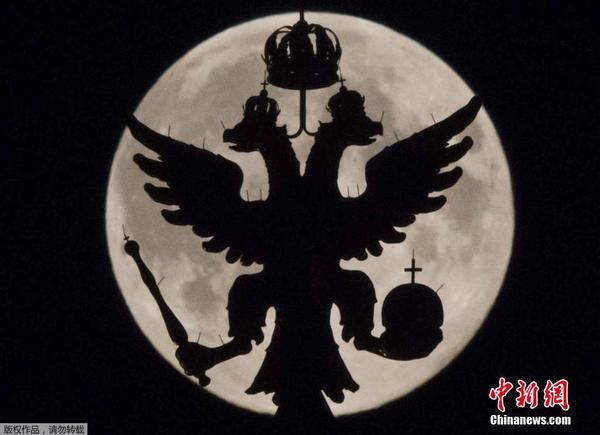 图为在俄罗斯莫斯科上演的“超级月亮”。