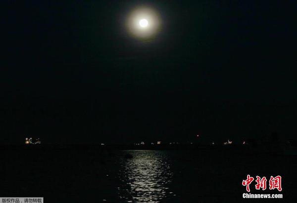 图为在菲律宾马尼拉上演的“超级月亮”。