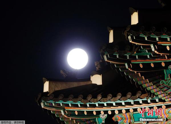 图为在韩国上演的“超级月亮”。