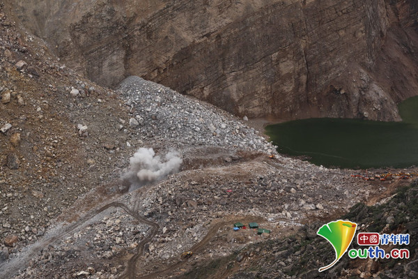 2014年8月12日，云南省鲁甸县地震灾区，水电部队官兵为堰塞湖坝体泄流槽完成最后一次解爆。