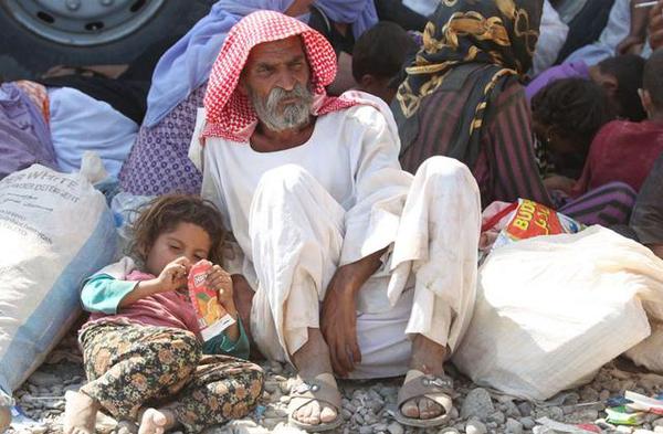 为了能在沙漠中生存下来，流离失所的亚兹迪人争夺水和食物，孩子们开始喝父母的血维持生存。