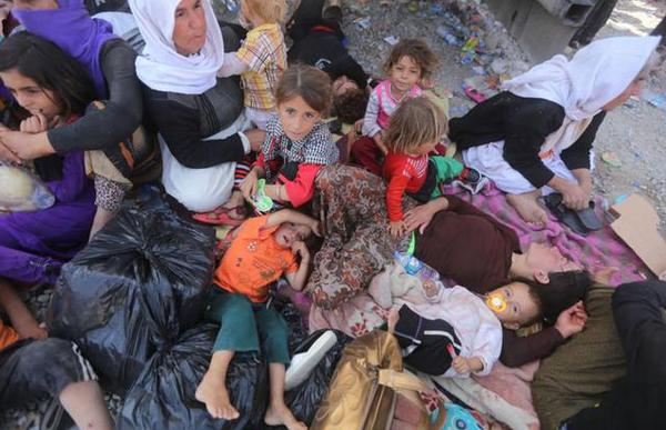 数以百计的家庭长途跋涉数百公里，忍受高温天气穿越边境，寻求安全庇护所。