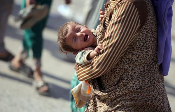 已经有8000名难民从辛加尔山上逃下来，进入相对安全的难民营，他们讲述了3万名被困者的恐怖处境。