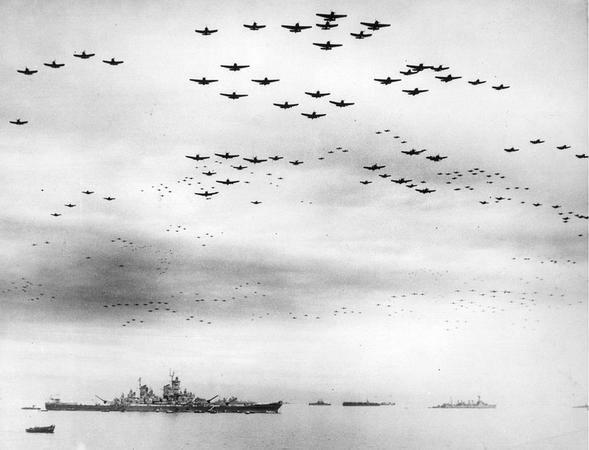 1945年9月2日，标志二战结束的投降仪式正在美国海军密苏里号战列舰上进行，上百架F4U海盗式战斗机和F6F地狱猫战斗机编队飞过战列舰上空。