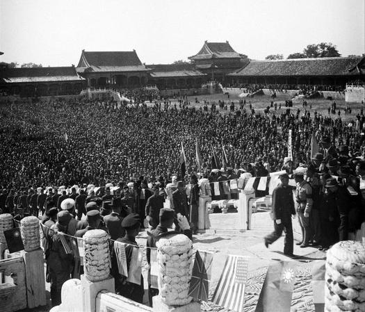 1945年10月10日，北平。中国战区华北日本投降仪式在故宫太和殿举行。日军华北方面司令官根本博中将、中国受降主官孙连仲上将，分别签字。当日军献刀时，群众山呼“中国万岁！”签字仪式结束后，使用之桌椅文具均移送历史博物馆收藏。