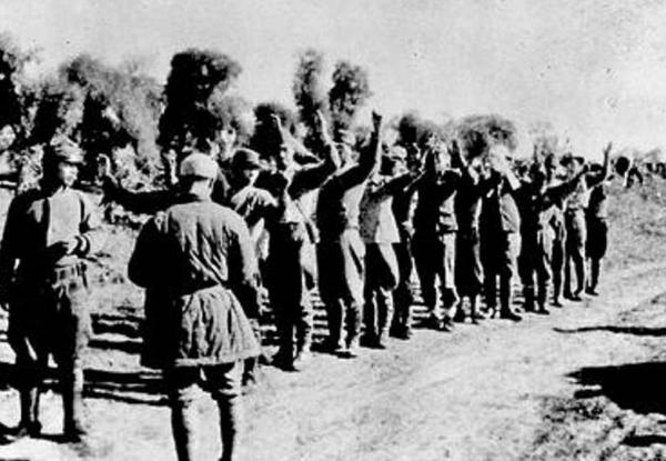 图为侵华日军向中国军队投降。