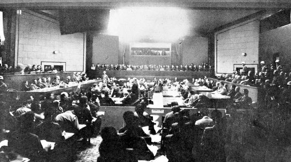 战争结束后，从1946年5月开庭到1948年11月，在日本东京远东国际军事法庭上，对日本战犯进行了审判。1948年11月12日，远东国际军事法庭判处东条英机等7人绞刑；判处梅津美治郎等16人无期徒刑；判处东乡茂德有期徒刑20年、重光葵有期徒刑7年。图为东京审判资料照片。