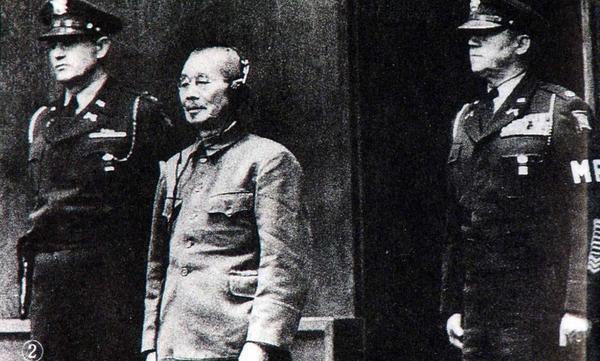 东条英机等7人的绞刑在1948年12月22日执行，他们的尸体在火焚成灰以后，用军舰撒到海里，任其随风飘去，使其无踪?？裳?。图为接受审判时的东条英机。