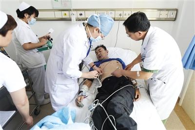 北京直升机降路口将心?；颊咚屯皆?组图)