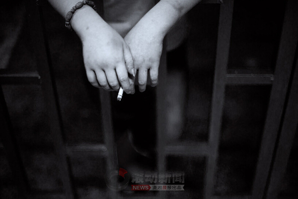 04小超的人生确实没掌握在自己手里：父母贩毒坐牢、4岁被送到庙里、10岁注射海洛因、用最危险的“开天窗”方式吸毒、和毒贩盗窃、被警察抓……