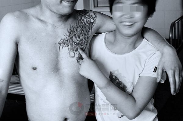 06小超(右)会和大人们在一起抽烟讲笑话，聊到兴头上，荤段子随口而出。