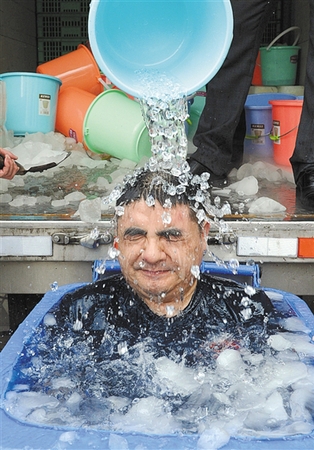 　前日，陈光标发布视频，称其参与“冰桶挑战”，在冰桶中蹲了30分钟。微博截图